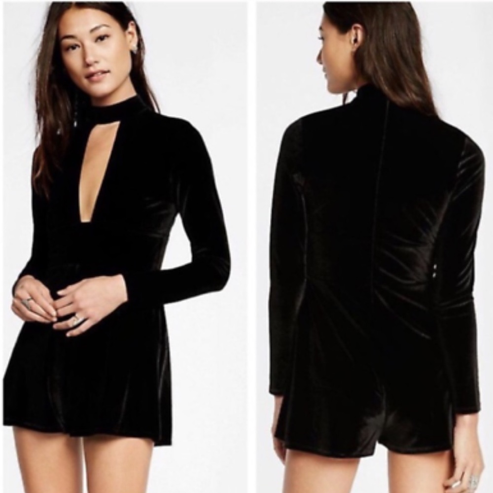 Express Women's Black Velvet Velour Plunging Neckline Long Sleeve Romper Size XS